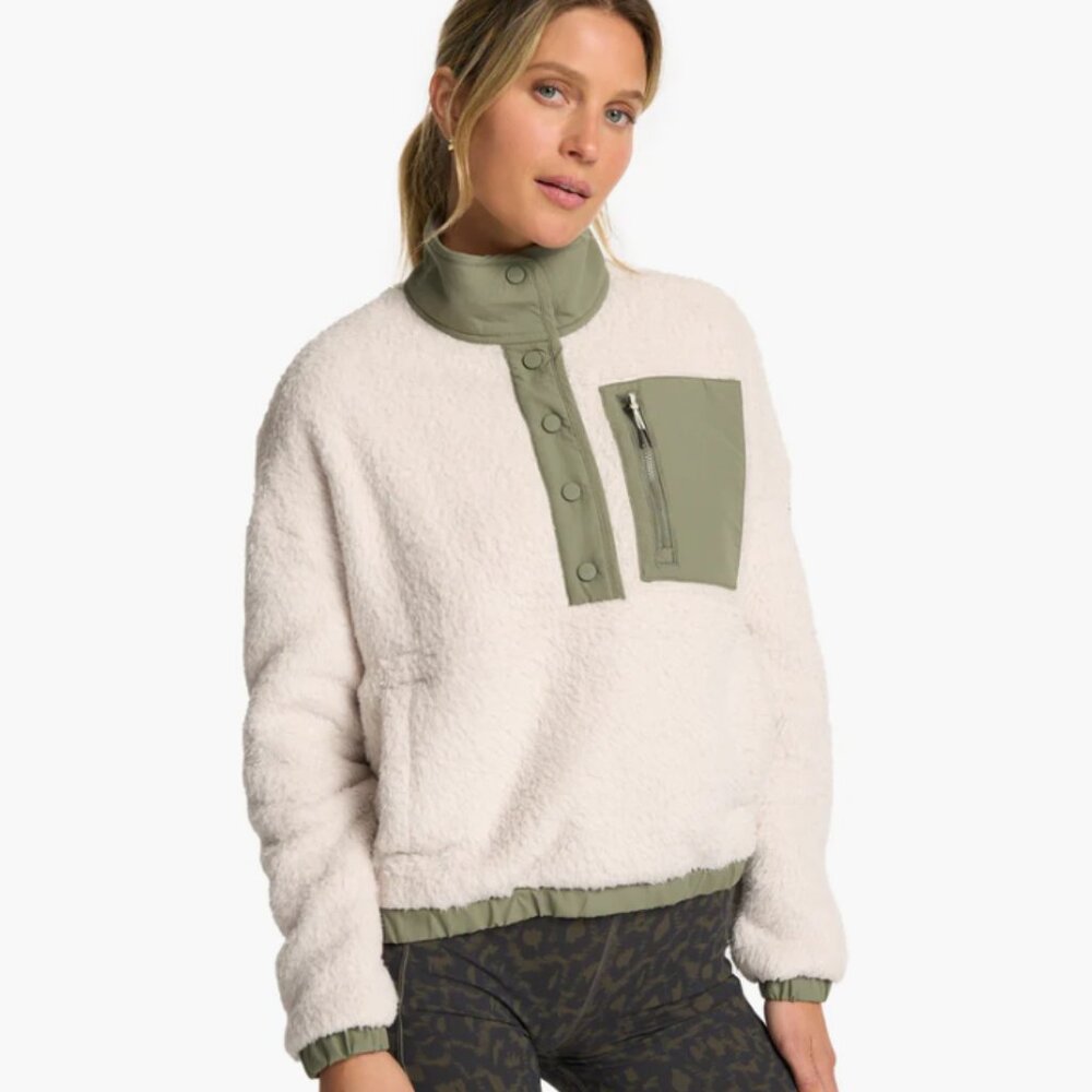 Vuori Cozy Women’s Sherpa Pullover in Dune-Small
